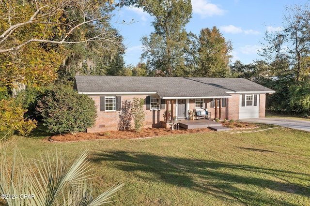 single story home featuring a front yard