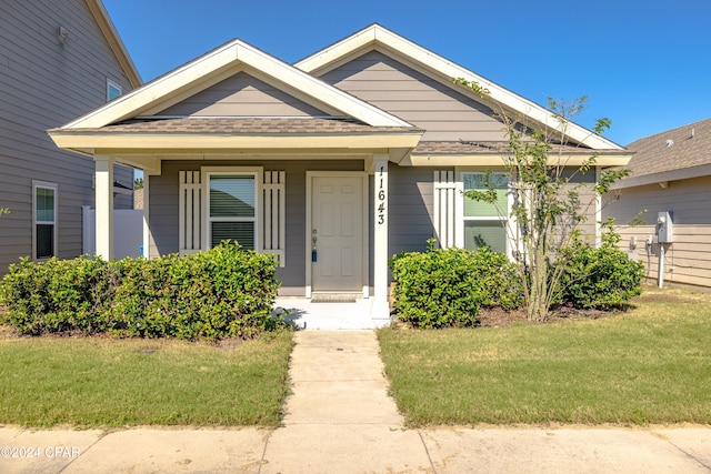 bungalow-style house featuring a front lawn