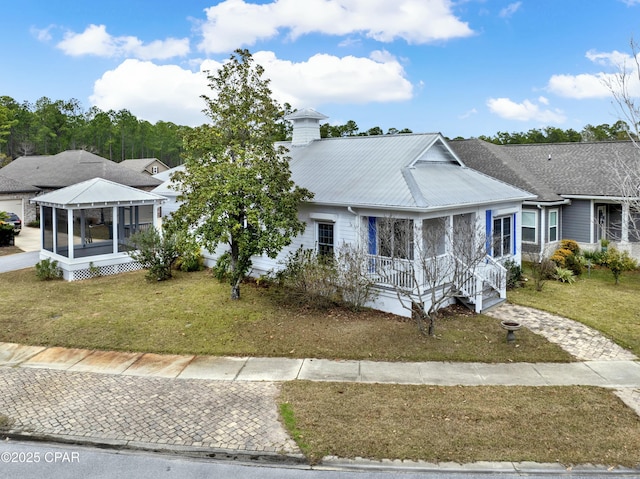 view of front of property featuring a front yard