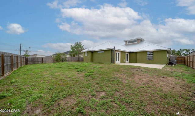 view of yard featuring a patio area