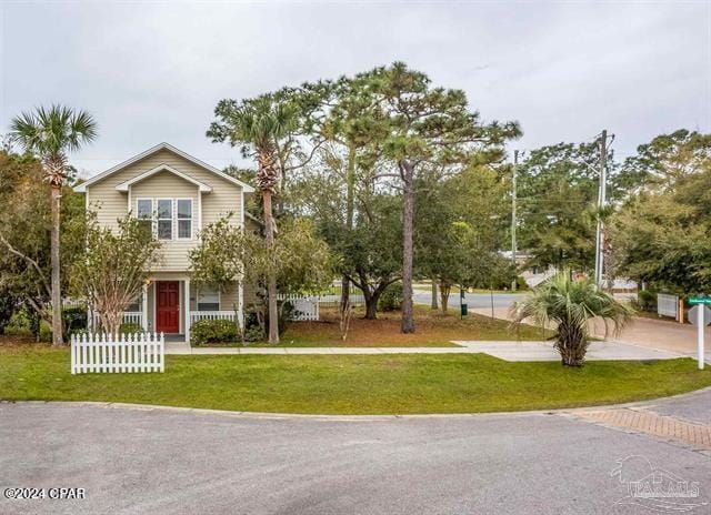 view of front of house featuring a front lawn