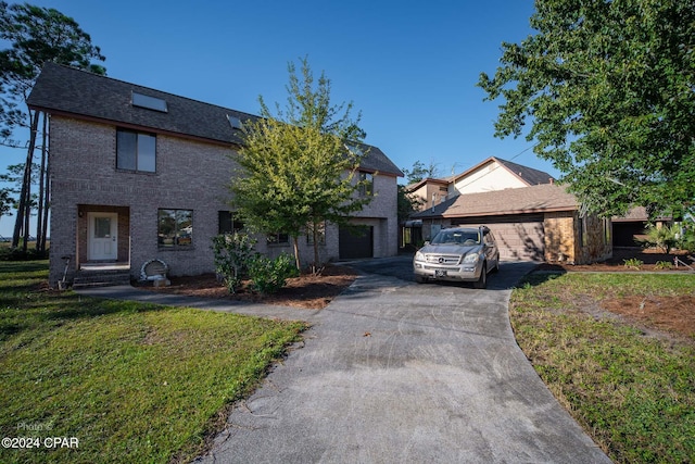 front of property featuring a front lawn