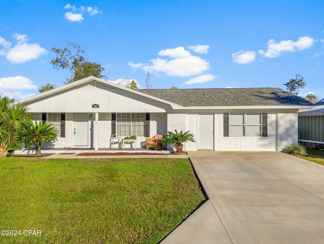 ranch-style home featuring a porch and a front yard