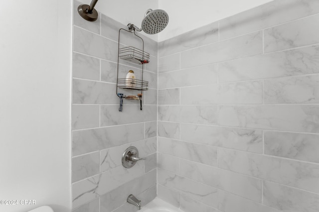 bathroom with tiled shower / bath combo
