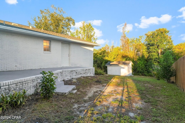 view of yard with a shed