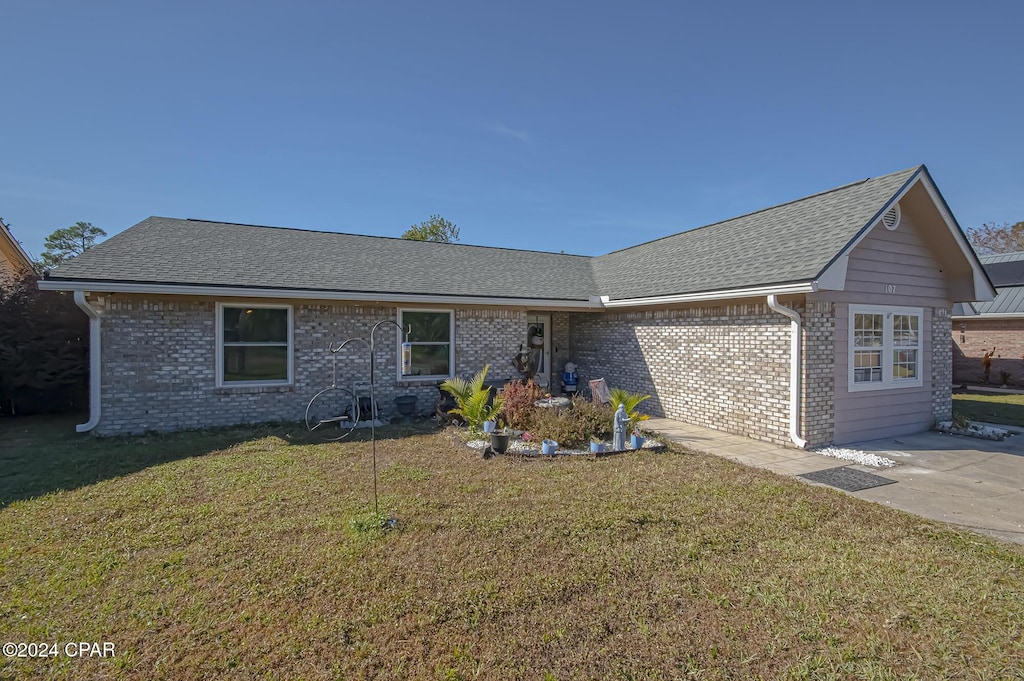 ranch-style home featuring a front lawn