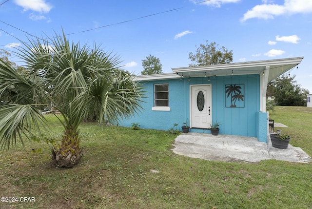 view of front of property with a front lawn