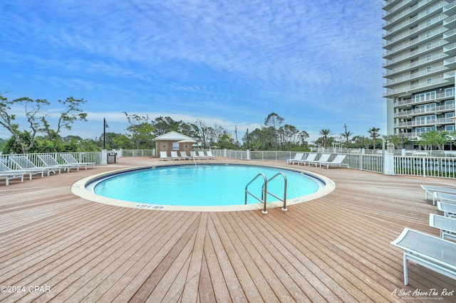 view of swimming pool