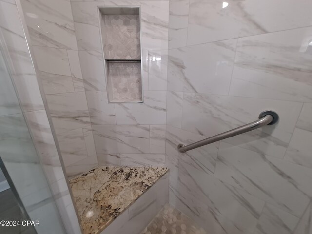 bathroom featuring tiled shower