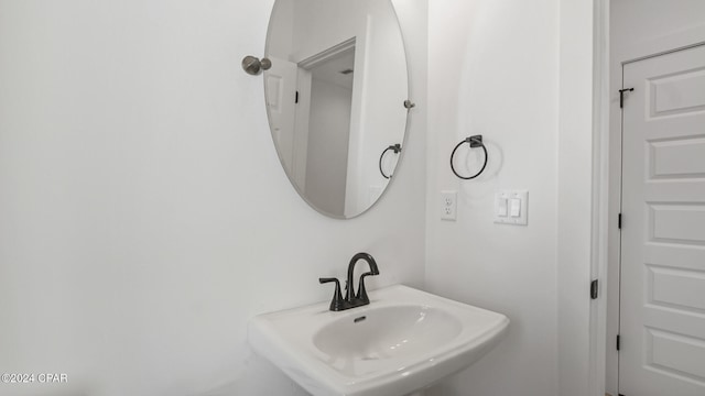 bathroom featuring sink