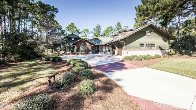 view of front of property featuring a front lawn and a carport