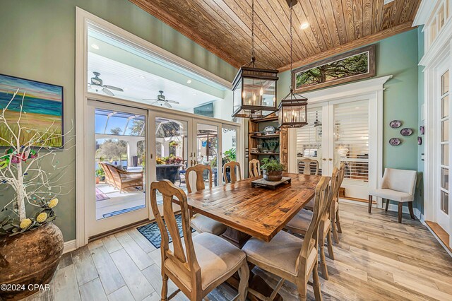 living room featuring ceiling fan, light hardwood / wood-style flooring, and crown molding