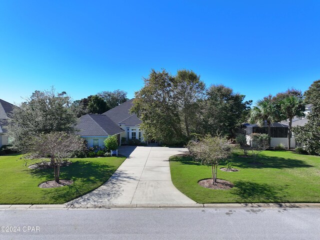 single story home with a front lawn