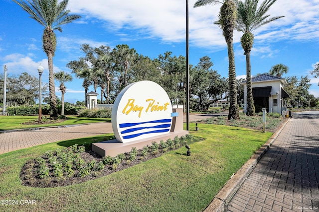 community / neighborhood sign featuring a lawn