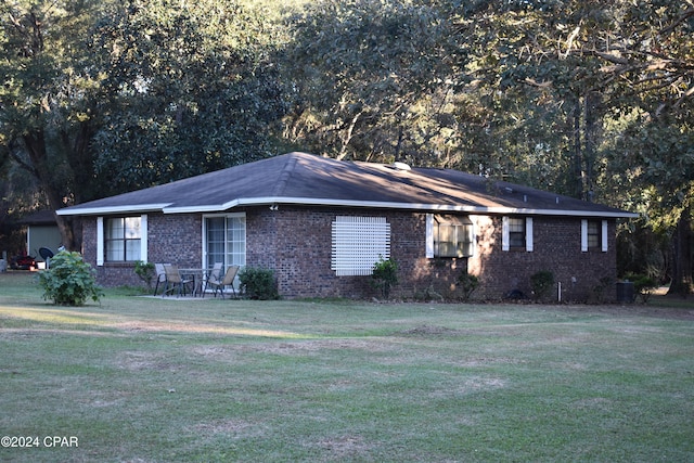 ranch-style house with a front lawn