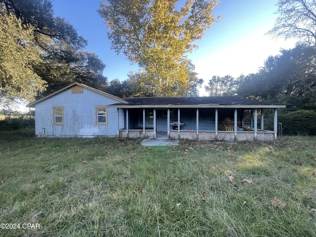 view of front facade featuring a front lawn