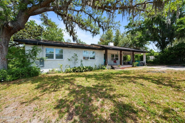 ranch-style house featuring a front lawn and a porch