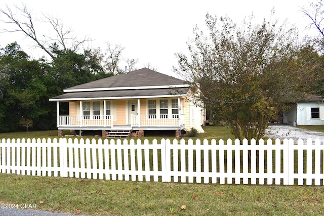 view of front of home featuring a front yard and a porch