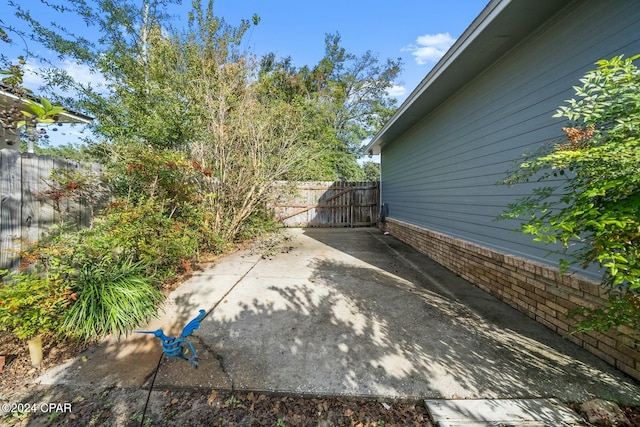 view of yard featuring a patio