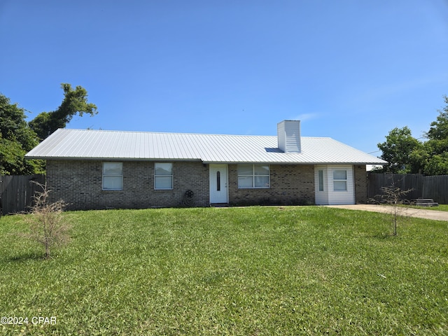 ranch-style house featuring a front lawn