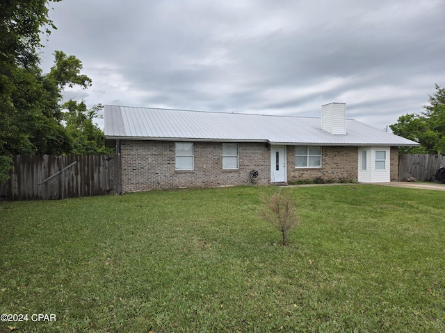 single story home with a front yard