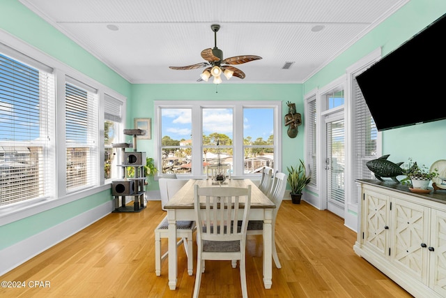 dining area with light wood-type flooring, plenty of natural light, crown molding, and ceiling fan