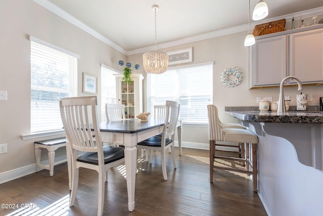 dining space with baseboards, dark wood-style flooring, a chandelier, and crown molding