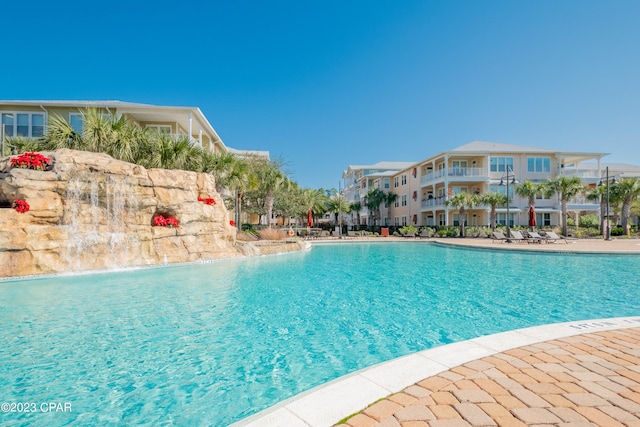 view of pool with pool water feature