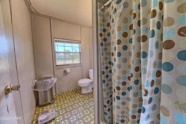 bathroom with a shower with shower curtain, a textured ceiling, and toilet