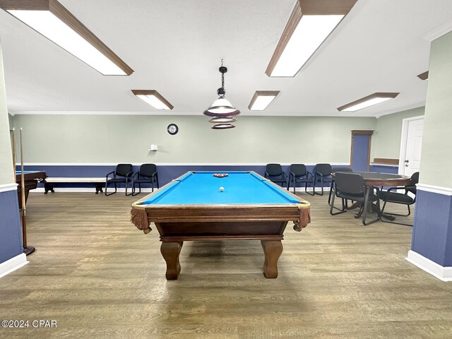 playroom featuring a textured ceiling, light wood-type flooring, crown molding, and billiards