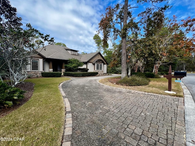 view of front of property featuring a front yard