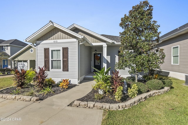 view of front of property featuring a front yard