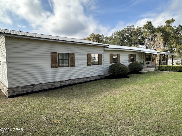 view of front of home featuring a front yard