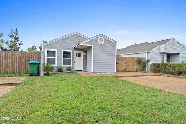 view of front of house featuring a front lawn