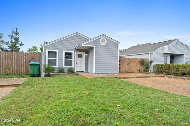 view of front of property with a front lawn