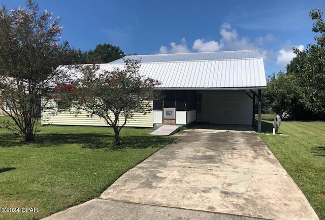 view of front of home with a carport and a front yard