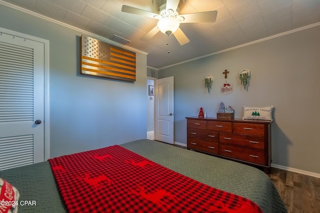 bedroom featuring ceiling fan, dark hardwood / wood-style flooring, and crown molding