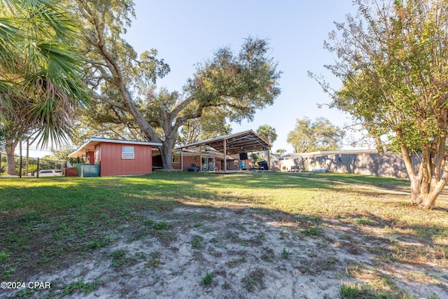 view of yard with an outdoor structure