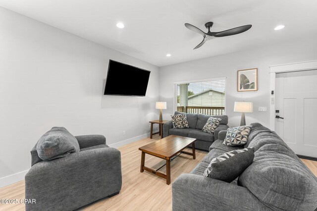 living area with light wood-style flooring, baseboards, and recessed lighting