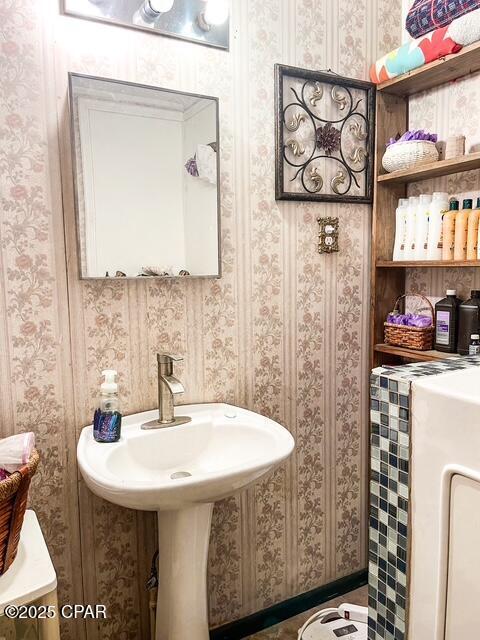 bathroom featuring wallpapered walls