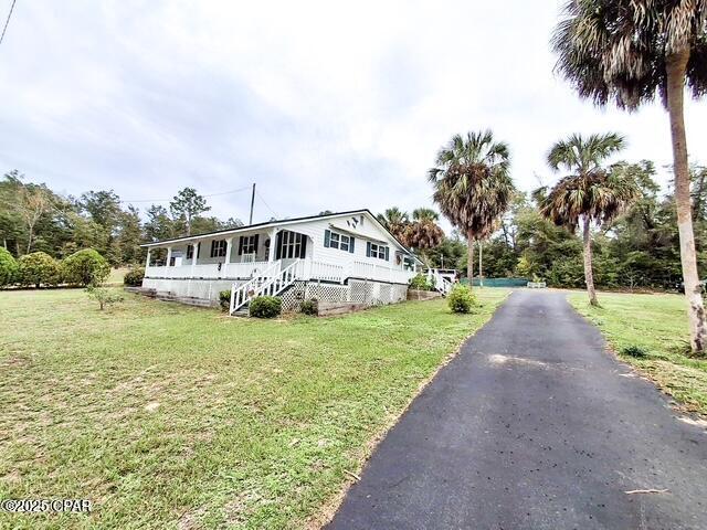 view of front of home featuring a front yard