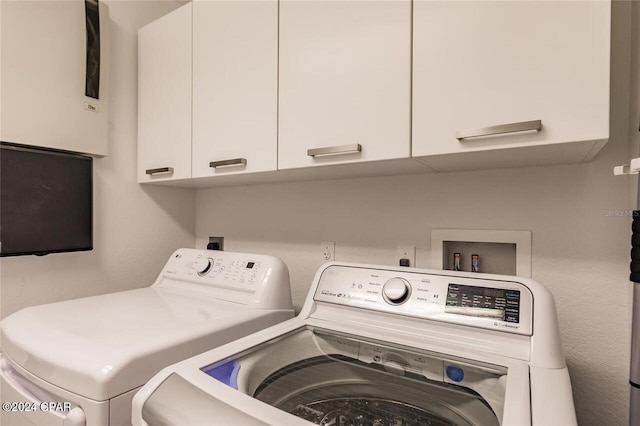 laundry room with cabinets and independent washer and dryer