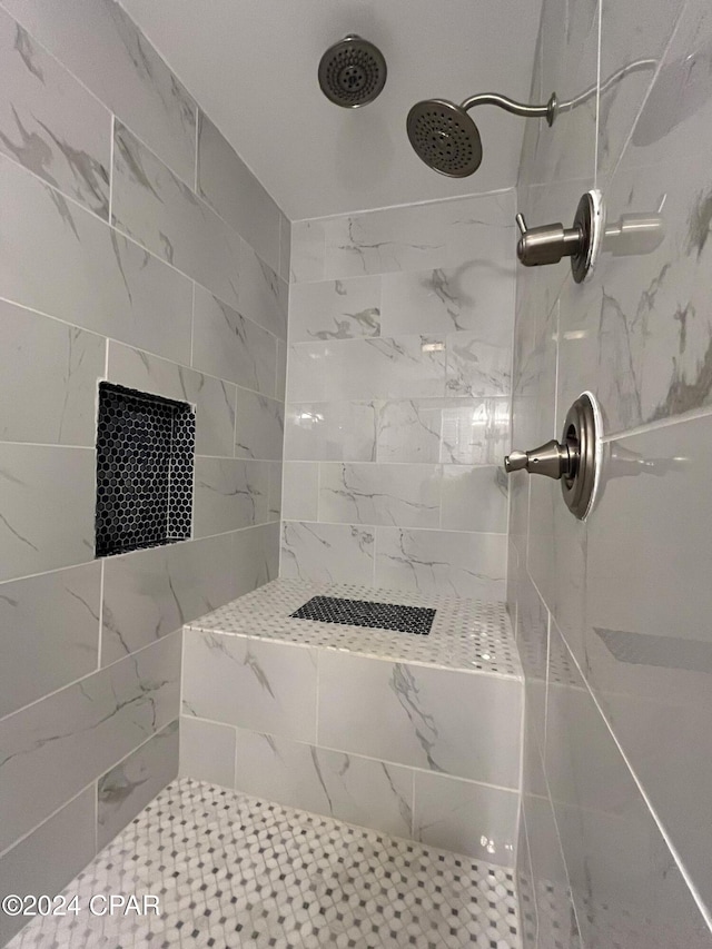 bathroom featuring a tile shower