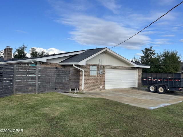 view of front of home featuring a garage and a front yard