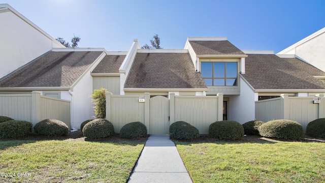 view of front of property with a front yard