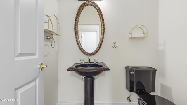 bathroom with concrete flooring and sink