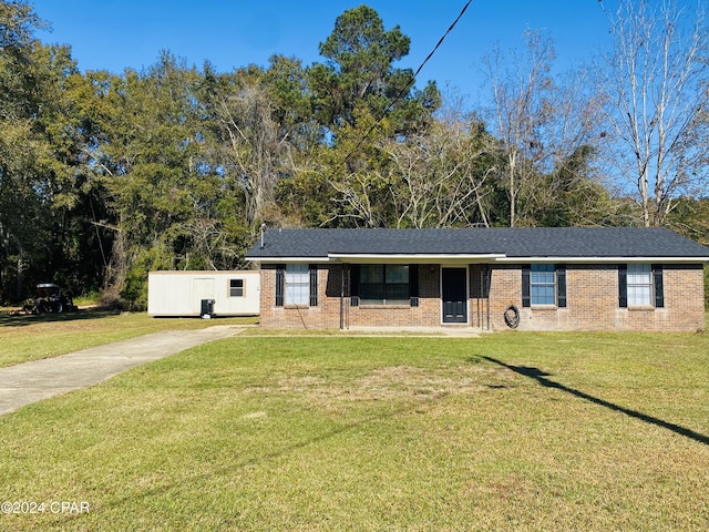 view of front of home featuring a front lawn