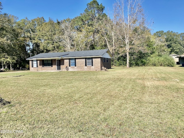 single story home featuring a front yard