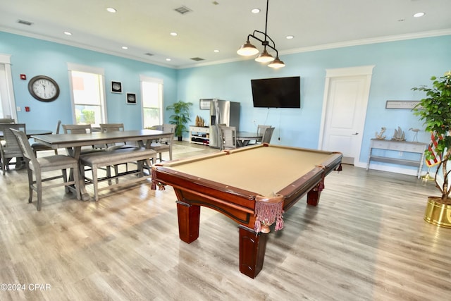 game room with crown molding, pool table, and light hardwood / wood-style flooring