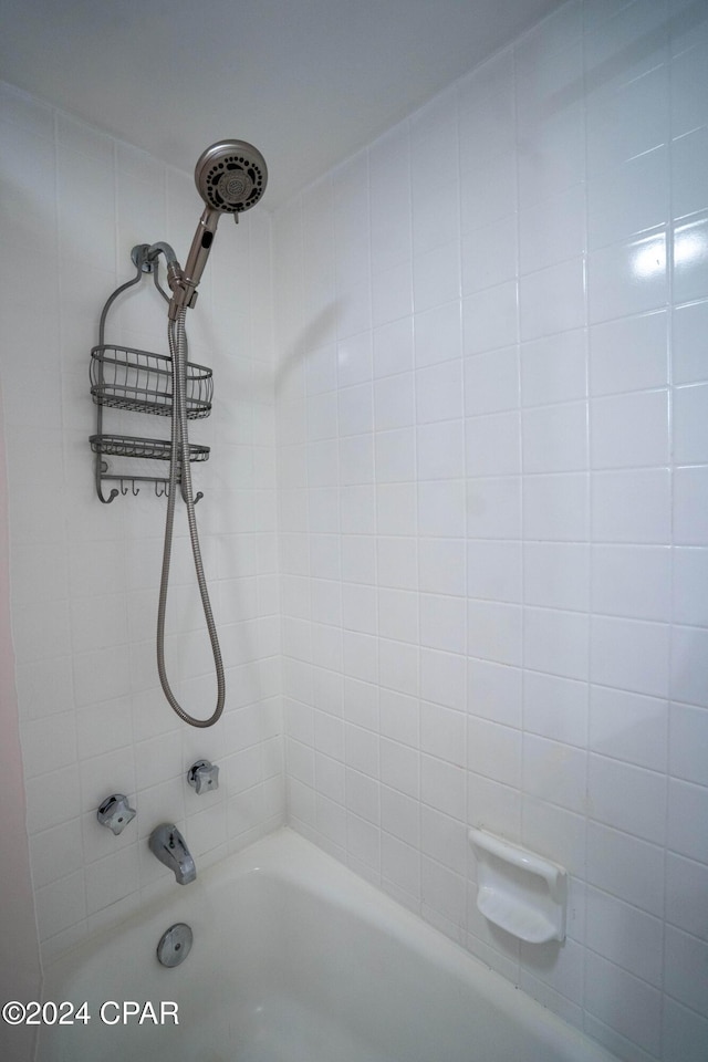 bathroom with tiled shower / bath